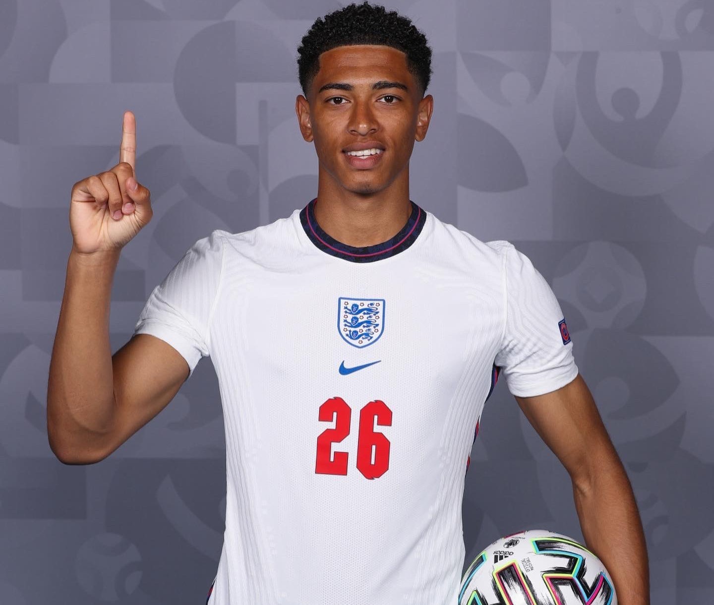 国米4‑0大胜科莫，一举登顶意甲积分榜（国际米兰4-0横扫科莫，跃居意甲榜首）