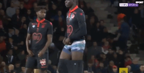 足球中超球队失误频频，主帅暴怒