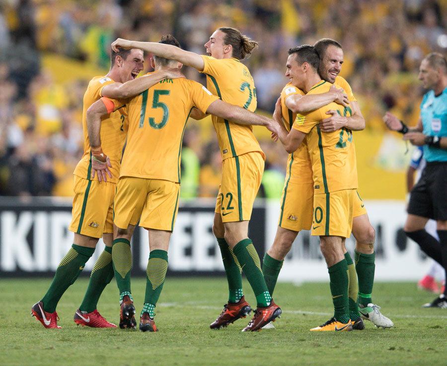 曼联英超15轮4-1胜狼队，近3轮不败，B费2射1传，助球队冲至第六，有望重返欧冠区。（英超第15轮，曼联4-1击退狼队，近三轮不败；B费2球1助助红魔升至第六，剑指欧冠区）