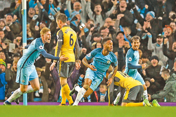 塞维球迷不满球队表现，向球场投掷杂物导致德比战暂停18分钟（塞维利亚球迷不满球队表现向场内掷物，德比战被迫中断18分钟）