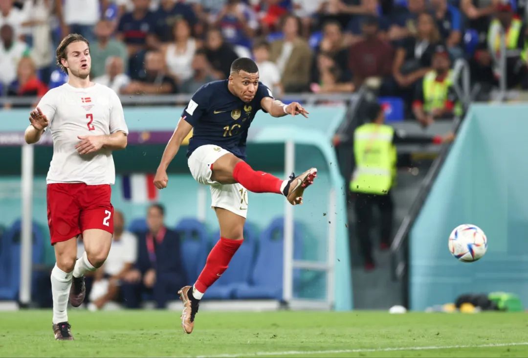 及时救难！对手疑晕厥，汉堡小将武斯科维奇迅速将其舌头拔出（赛场惊险一刻：对手疑似昏厥，汉堡新星武斯科维奇迅速托舌防窒息）