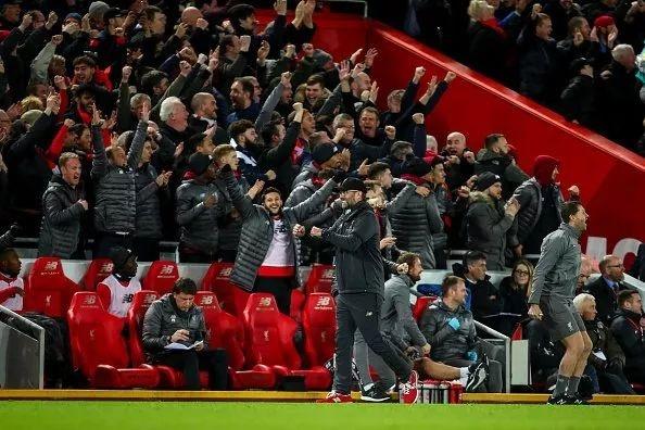 脚后跟停球+倒钩解围，阿拉伯杯上阿尔及利亚一后卫防守尽显球技（阿尔及利亚后卫阿拉伯杯秀防守：脚后跟停球+倒钩解围）