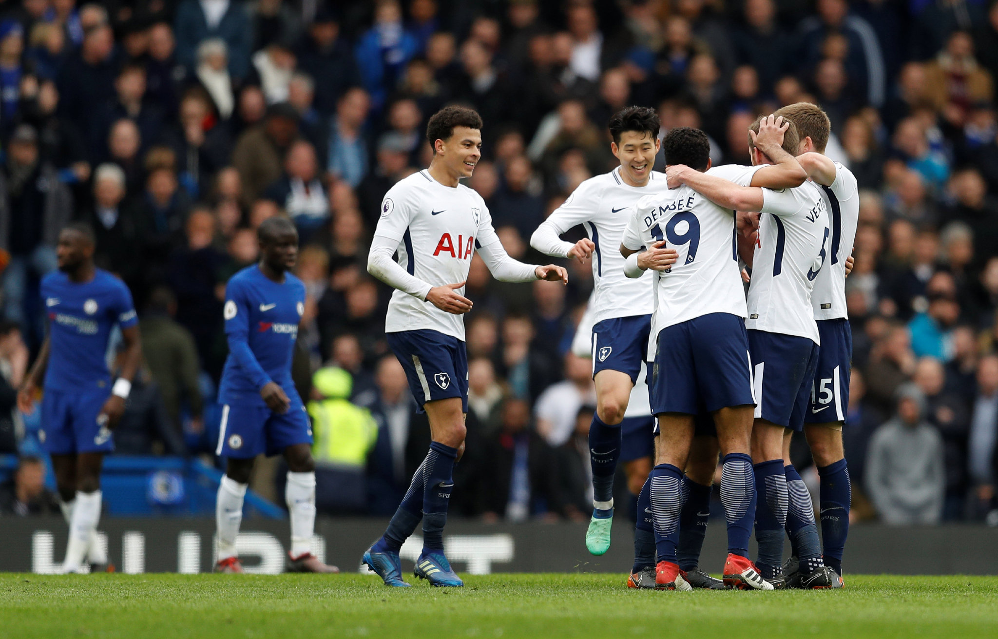 利物浦欧冠大名单：萨拉赫缺阵！范戴克领衔，维尔茨在列（利物浦公布欧冠名单：范戴克领军，萨拉赫缺席，维尔茨入选）