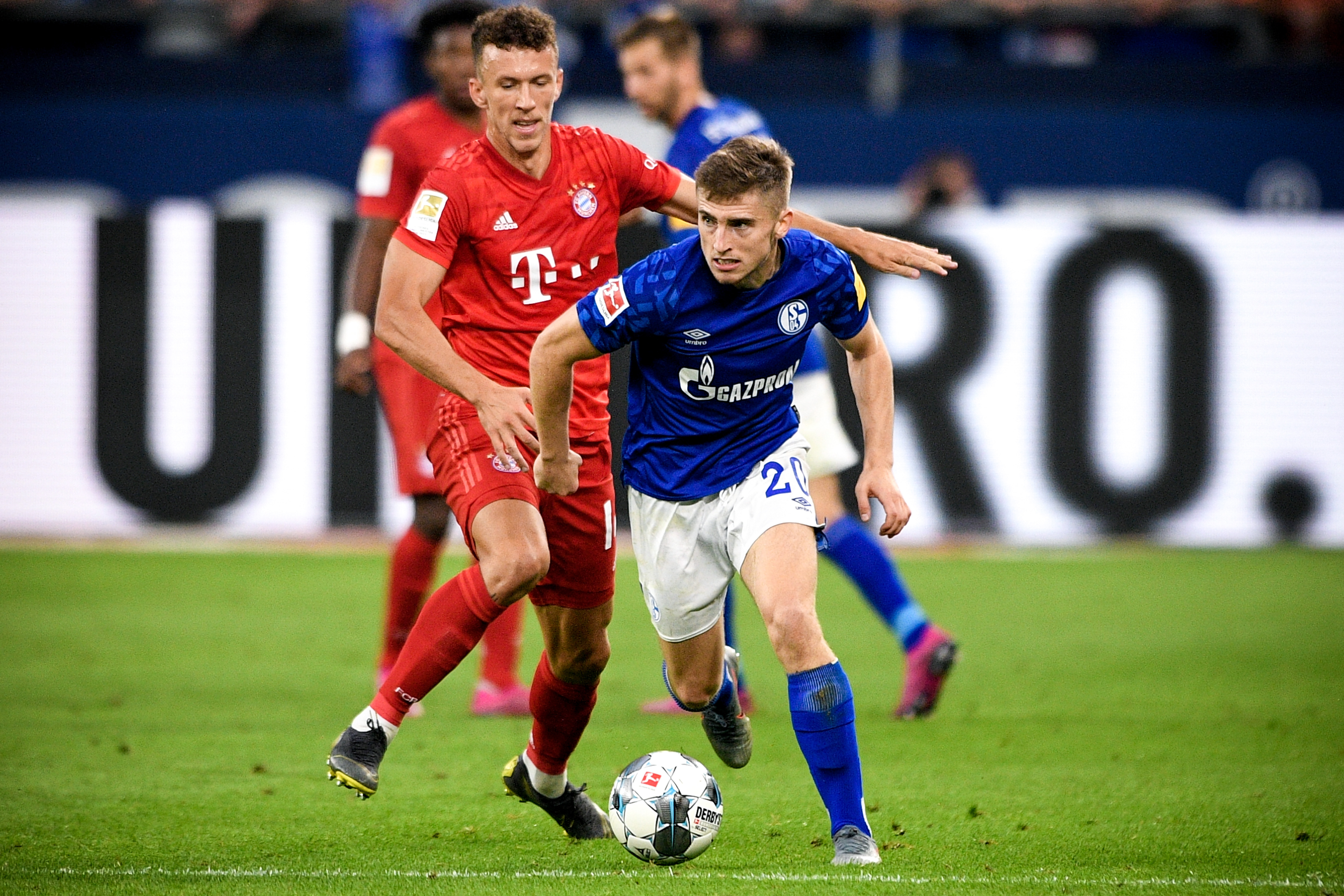 波兰11月世预赛大名单：莱万领衔，泽林斯基、皮扬特克在列（波兰公布11月世预赛名单：莱万领衔，泽林斯基、皮扬特克入选）