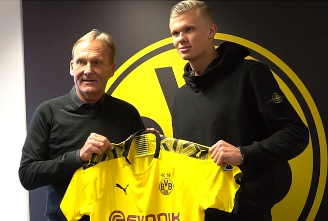 篮球湖人球迷为球队准备应援物（湖人球迷为主队筹备应援物资）