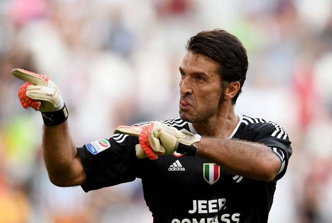 阿斯顿维拉在埃梅里带领下强势冲击英超争冠，与阿森纳激烈争夺榜首。（埃梅里率维拉强势冲冠，与阿森纳鏖战英超榜首）